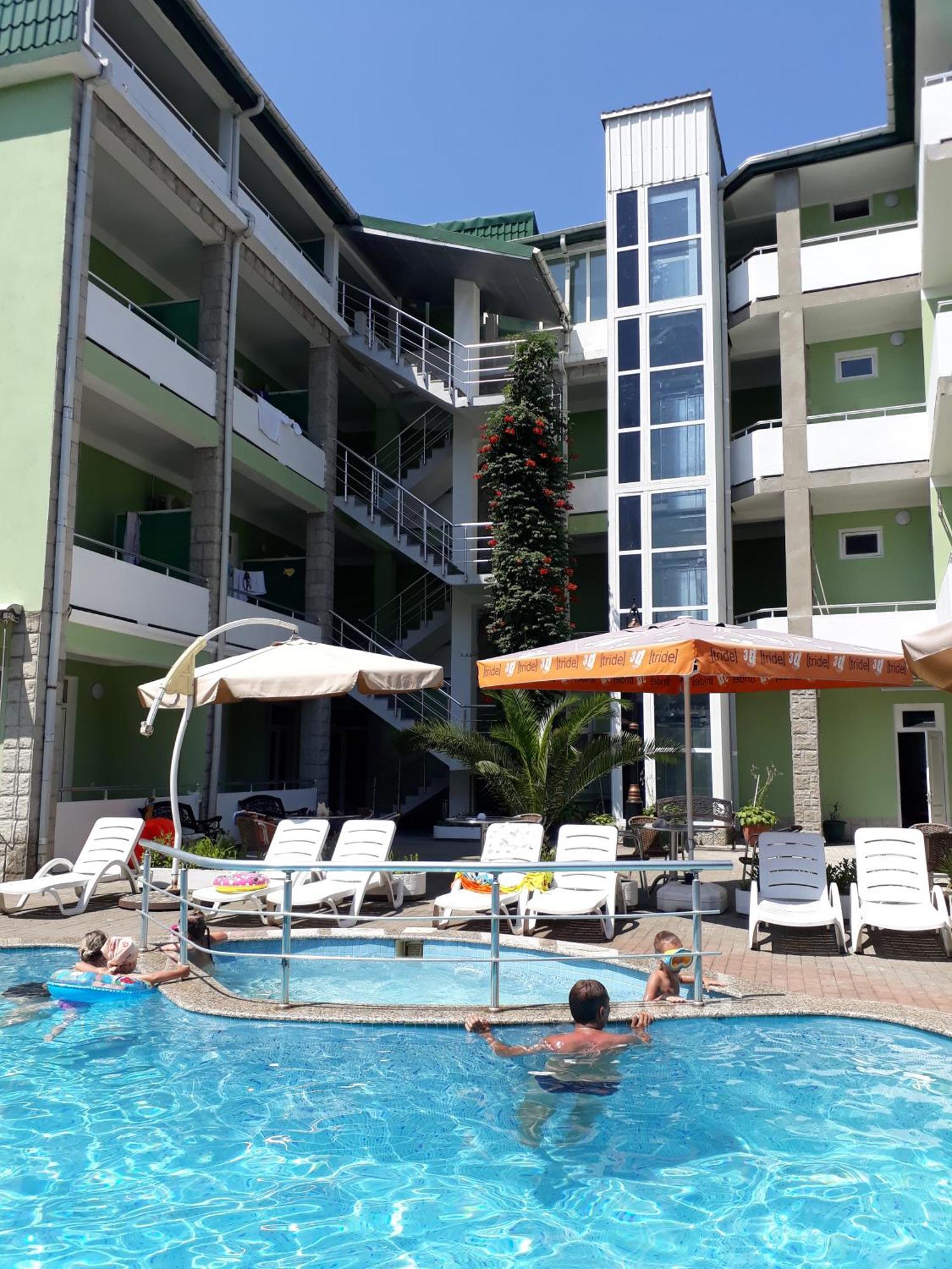 Green House Hotel 科布列季 外观 照片